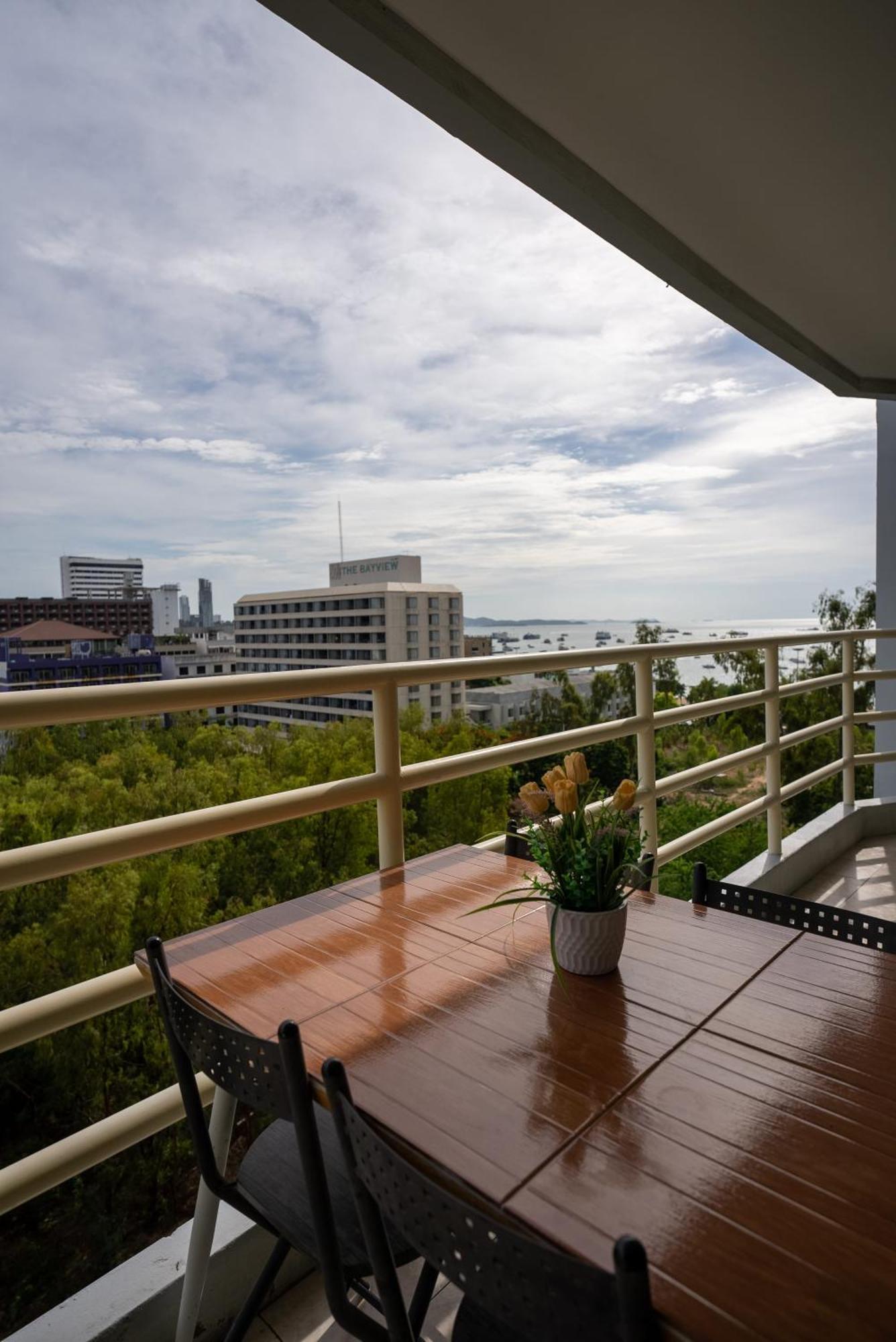 Hotel Vtsix At View Talay 6 à Pattaya Extérieur photo